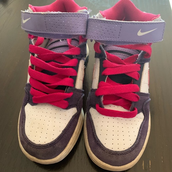Girls’ Nike Sneakers - Picture 1 of 2